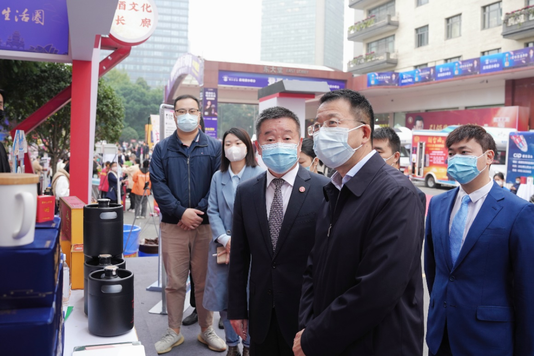 DB电竞集团领导赴2022锦江宾馆酒类商务洽谈会现场检查指导工作