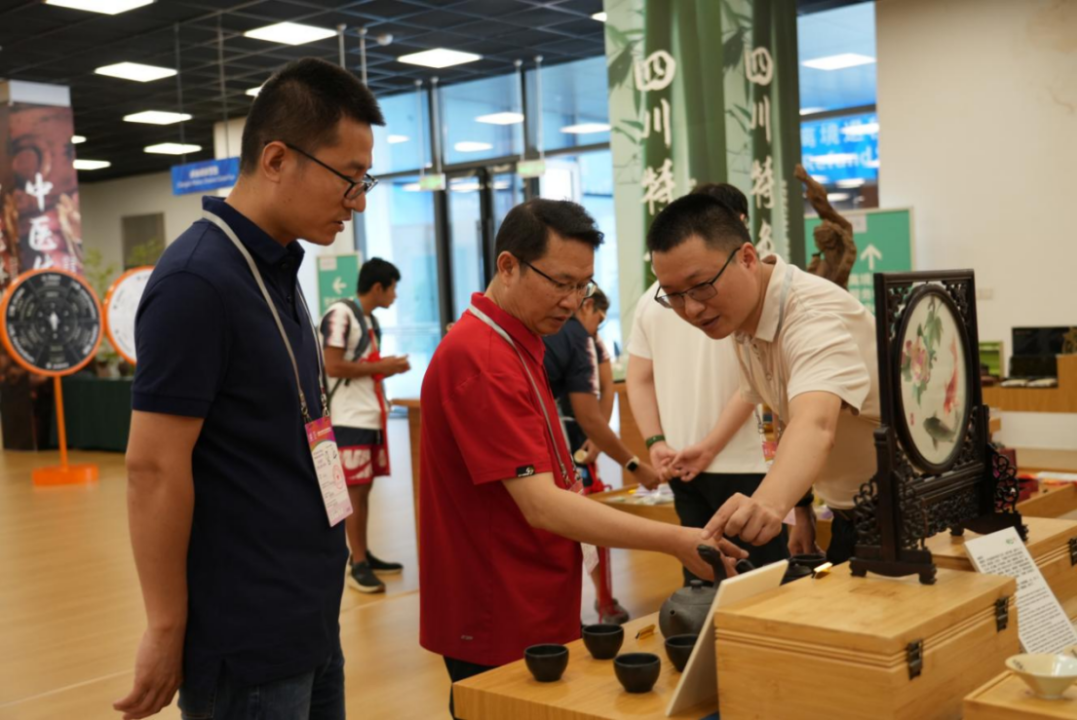 省DB电竞集团领导到大运村“有礼在四川”四川特色商品馆调研指导工作