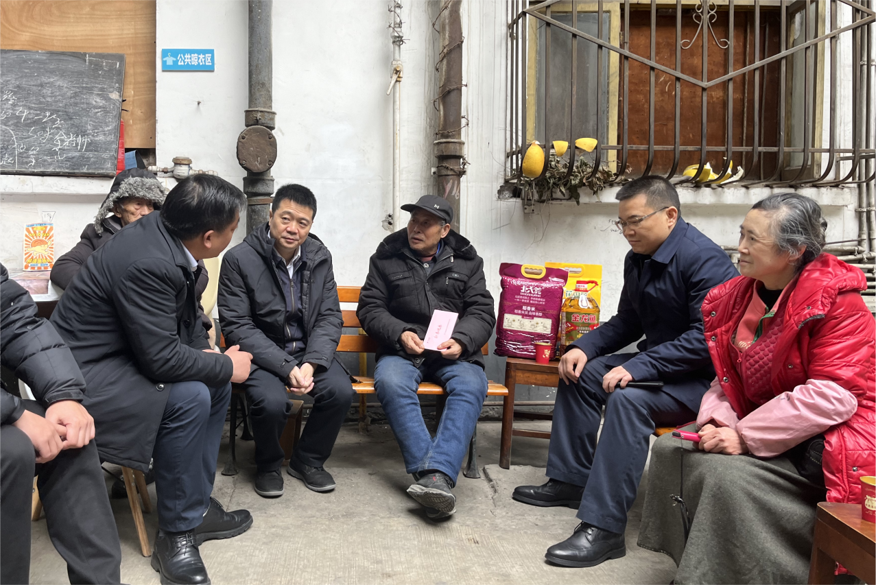 省DB电竞集团领导班子成员走访慰问生活困难党员、老党员、老干部